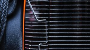 Radiador del coche: qué función tiene y cuánto cuesta cambiarlo 5 vista cercana de radadior de coche negro con un detalle rojo