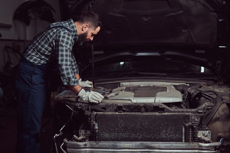 Mecanico visualiza el interior de un motor en un coche