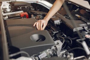 Cómo limpiar el circuito de refrigeración del coche: guía completa 5 un mecánico accede al sistema de refrigeración del motor de un coche