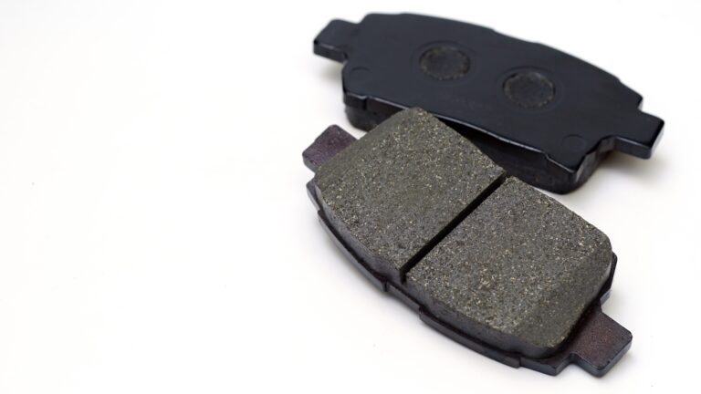 Pastilla de freno sobre fondo blanco