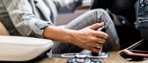 Qué velocidades o marchas dan más fuerza al vehículo 1 Female hand using a car automatic gear. Woman driving concept