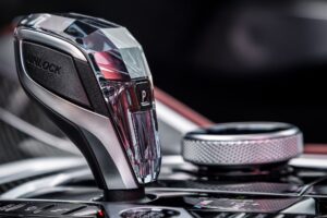 Detallado de un coche donde se muestra el cambio automatico y los controles del sistema de entretenimiento