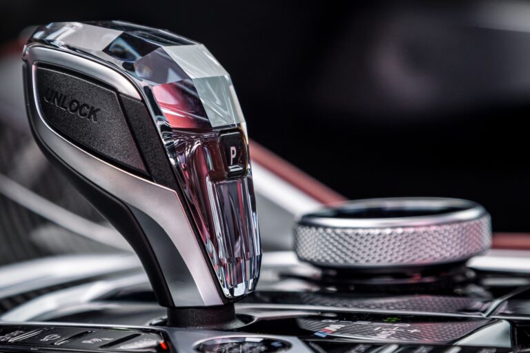 Detallado de un coche donde se muestra el cambio automatico y los controles del sistema de entretenimiento