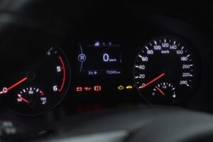 cuadro de indicación de velocidad y otros elementos como temperatura de aciete de un coche