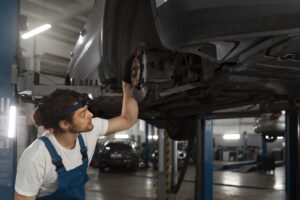 hombre trabajanod en la reparación de un coche