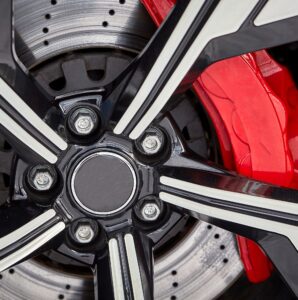 freno de coche moderno con pinza en rojo