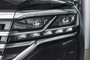 Los faros de un nuevo y prestigioso automóvil negro moderno.