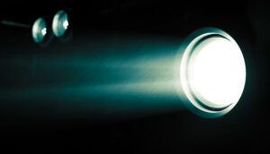 luz generada por un foco de xenon que proyecta un haz de luz