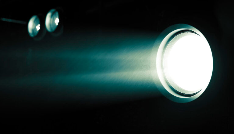 luz generada por un foco de xenon que proyecta un haz de luz