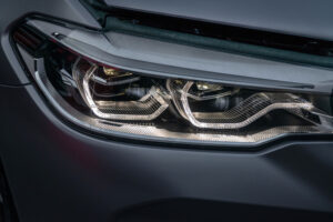 El faro de un coche de lujo moderno desde un ángulo cerrado