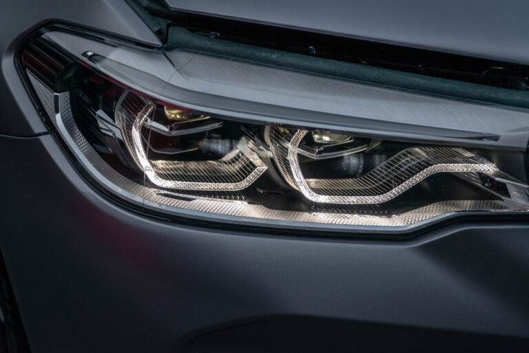 El faro de un coche de lujo moderno desde un ángulo cerrado