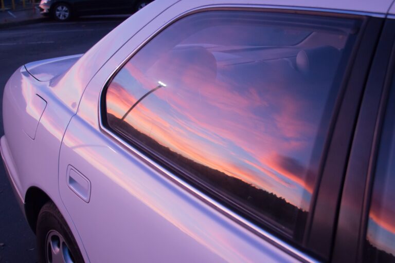Descobre quanto custa mudar o vidro da porta do teu carro 12 beautiful colors sunset sky reflected window purple car