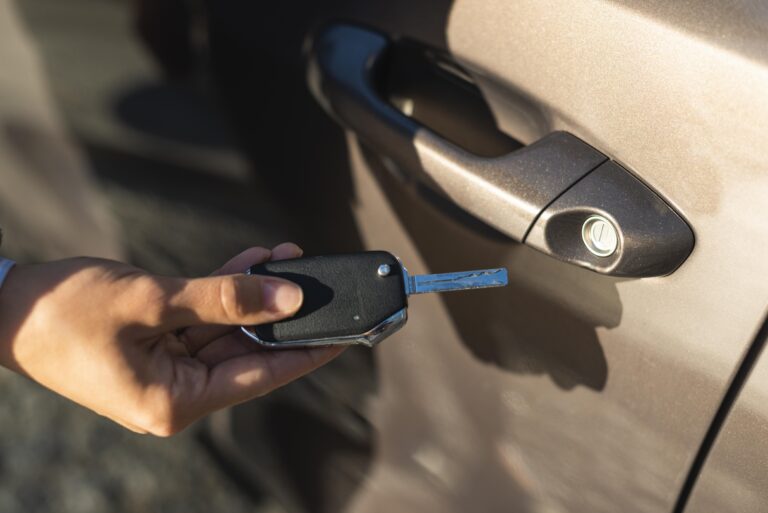 Fecho centralizado universal: Será a melhor opção para o seu veículo? 10 businesswoman using key unlock her car door