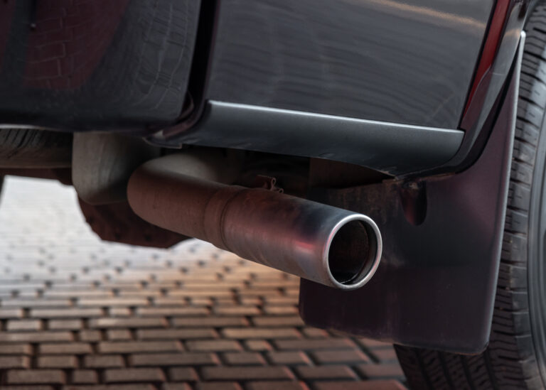 Qué es un escape regulable y cómo mejora tu vehículo 1 car exhaust pipe close up car exhaust tailpipe chromed made stainless steel