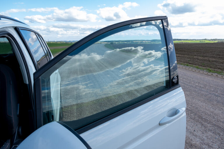 Quando deves reparar ou substituir o vidro da porta do teu veículo 14 car gravel road