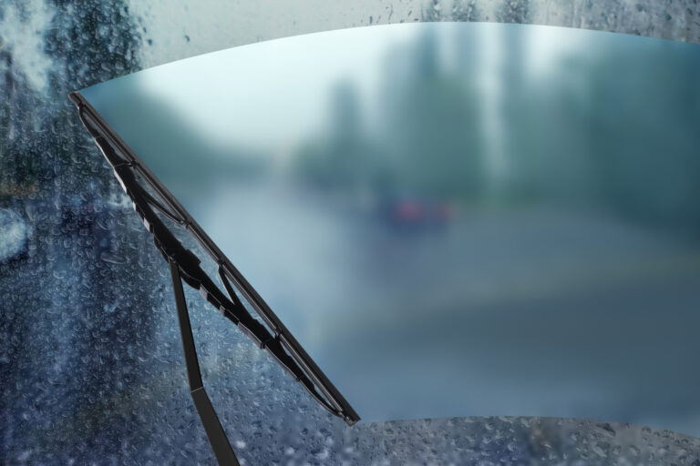 Como manter os teus limpa para-brisas em bom estado 13 car windshield wiper cleaning water drops from glass while driving