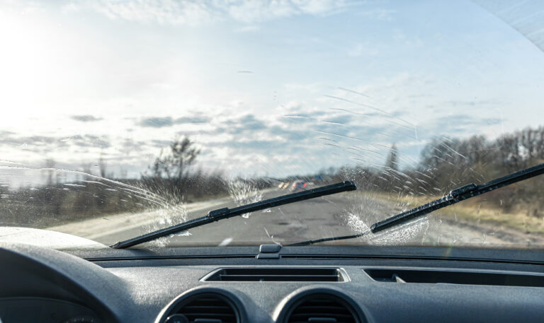 É melhor reparar ou trocar um para-brisas inteligente? 14 car wipers clean windshields when driving sunny weather