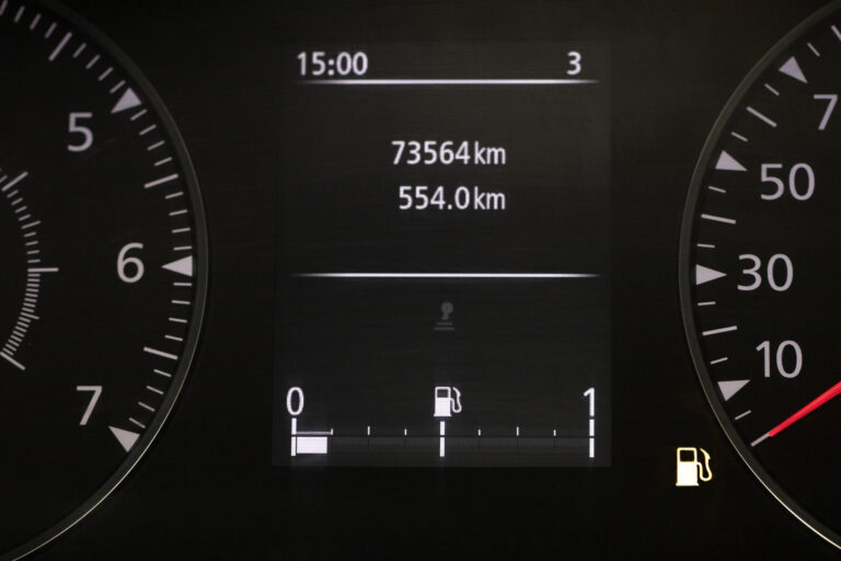 Cómo realizar el mantenimiento adecuado de un tacógrafo digital 4 close up fuel level gauge vehicle 1