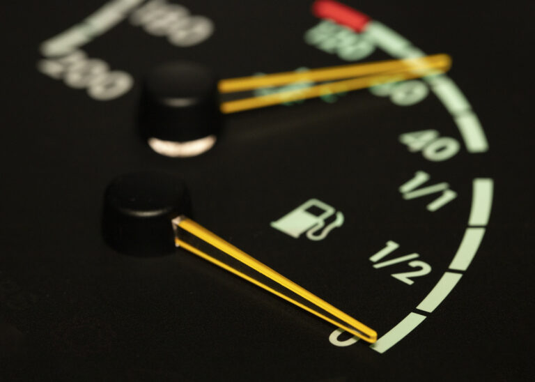 Tacógrafos analógicos: ¿todavía son válidos en 2025? 7 close up fuel level gauge vehicle