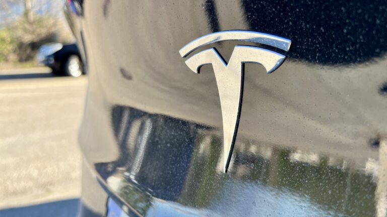 Por qué Necesitas un Protector para el Maletero de tu Tesla 8 closeup tesla car emblem hood