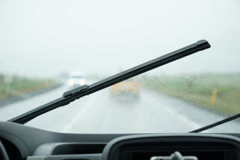 Como trocar as escovas do limpa para-brisas em 5 minutos 18 driving car rain with activated windshield wipers