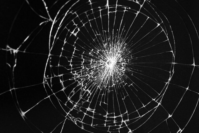 Razões comuns para a quebra do vidro da porta do carro 13 fissured glass texture