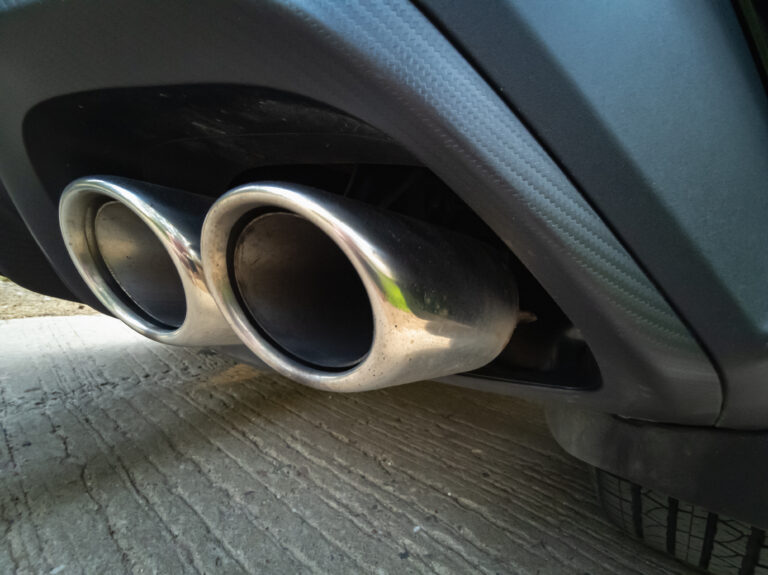Cómo funciona el sistema antipolución en los vehículos 4 pipes dual exhaust system car closeup