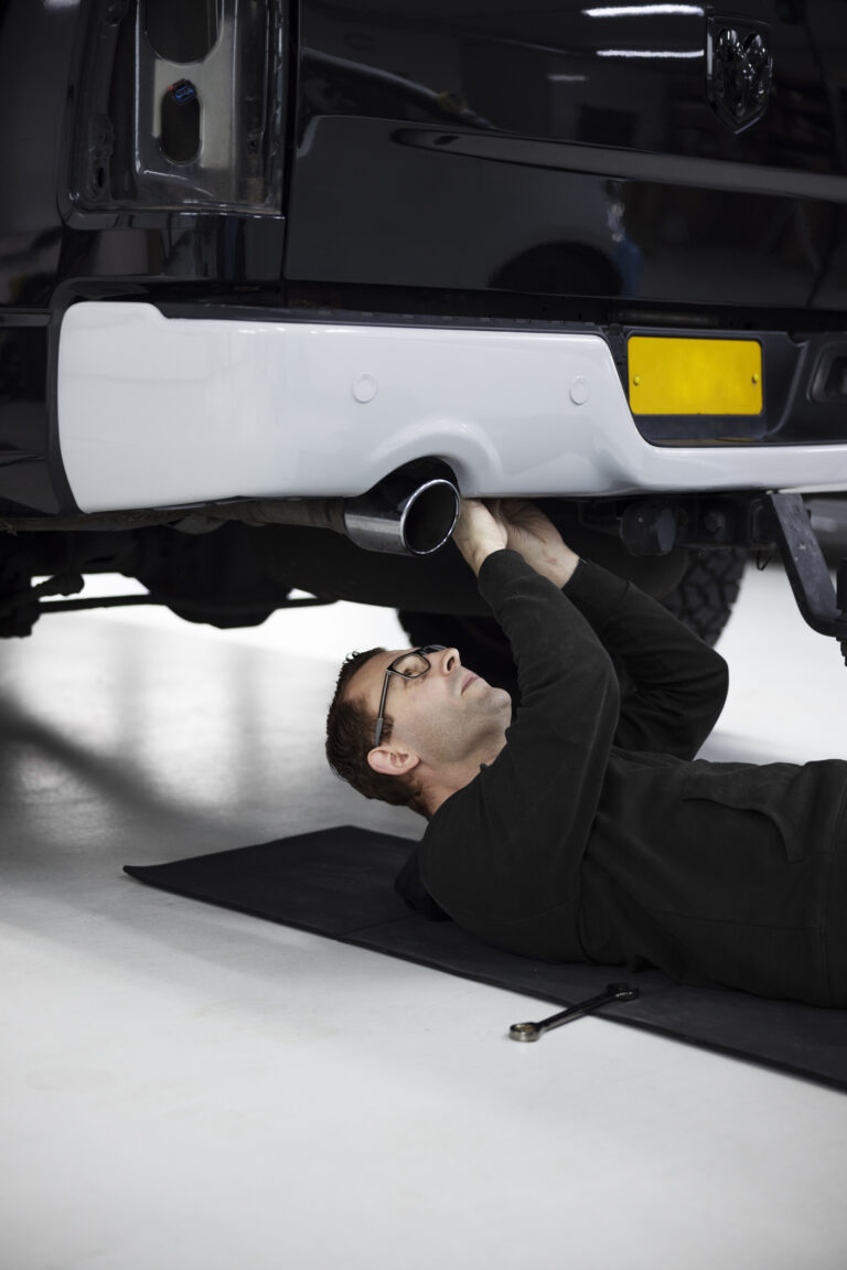 Como instalar uma barra anti-capotamento passo a passo no teu carro 4 professional checking car medium shot