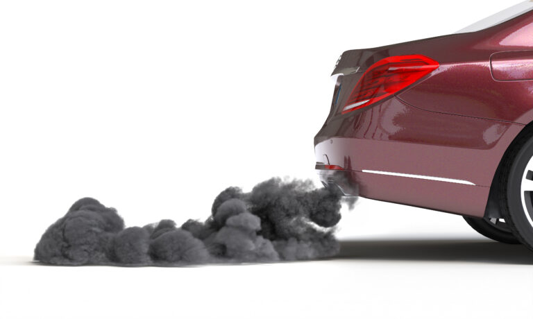 Cómo evitar la carbonización en el sistema de escape de tu coche 3 red car releasing black smoke pollution from exhaust pipe
