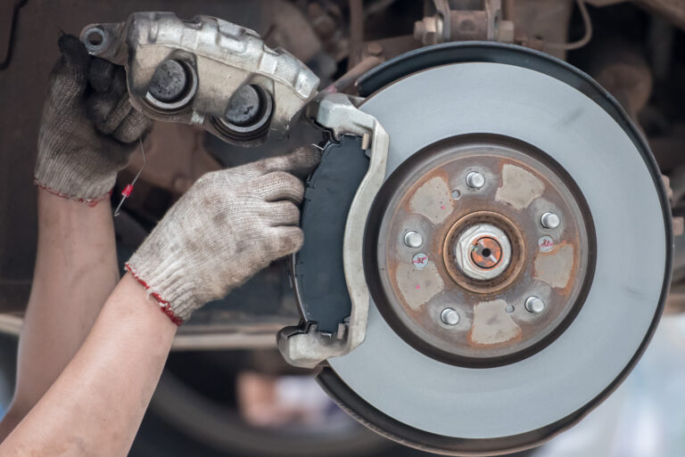 Tudo o que precisas de saber sobre as pastilhas de travão ventiladas 22 replacing brake pads service center car mechanic wearing white gloves is about change car brake pads