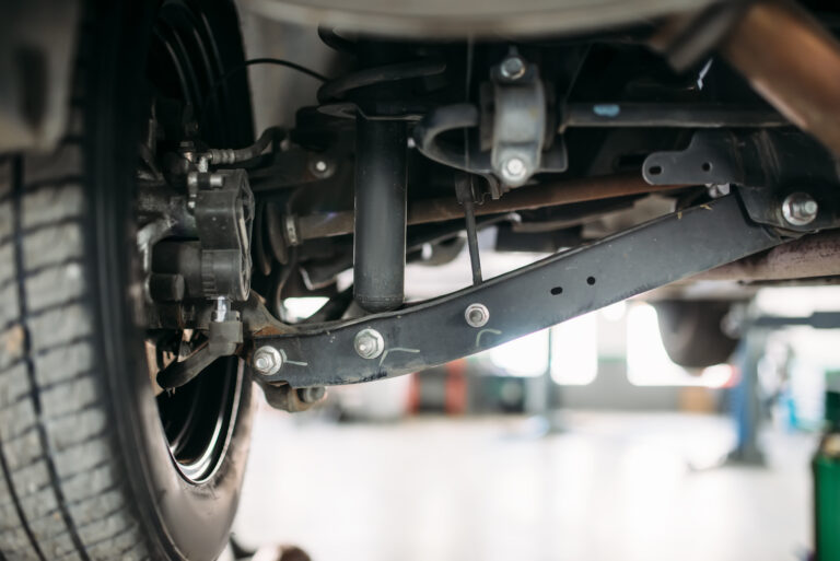 Cómo detectar problemas en las barras estabilizadoras de tu coche 10 suspension closeup view from car
