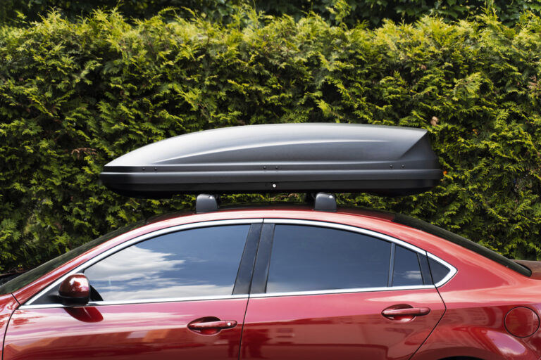 Consejos para maximizar el espacio en tu maletero de techo 9 trunk installed roof red sedan car equipment travel concept storage transportation