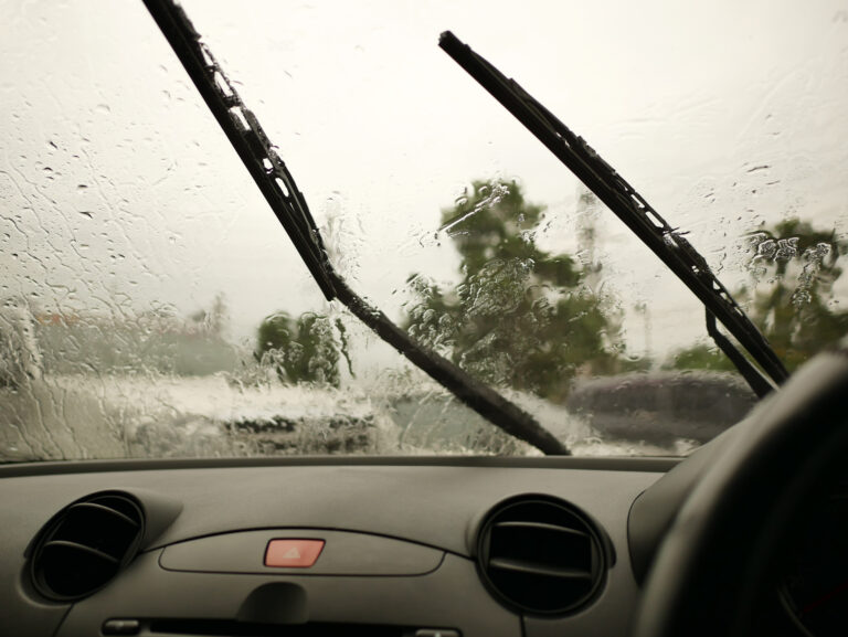 Como as condições climáticas afetam os limpa para-brisas modernos 10 windshield wipers from inside car