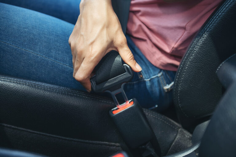 Secretos del cinturón de seguridad: ¿Sabías que tiene funciones ocultas? 4 woman hand fastening seatbelt car cropped image woman sitting car putting her seat belt safe driving concept