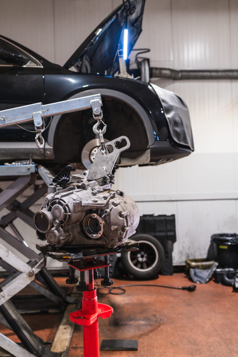 Suporte do motor hidráulico vs rígido: diferenças e utilizações 16 car gearbox being repaired garage with car elevated hydraulic lift