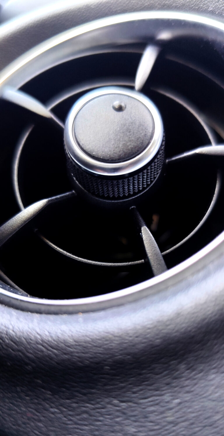 Guia completo sobre compressores de ar condicionado 17 close up car vent with knob it
