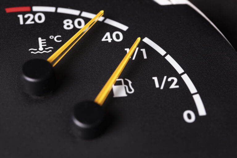 Passos para substituir o compressor do ar condicionado 13 close up fuel level gauge vehicle 1
