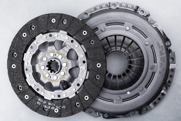 Embraiagem reforçada vs embraiagem standard: qual é a melhor opção? 5 close up shot clutch disk basket background