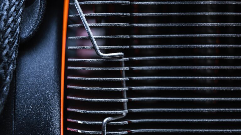 Como limpar e manter o compressor do ar condicionado do teu carro 16 close up technological background