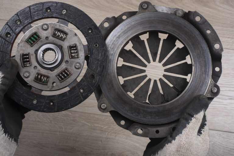 Sinais de aviso de uma embraiagem defeituosa e como diagnosticá-los 11 clutch basket clutch disc hands auto mechanic 1