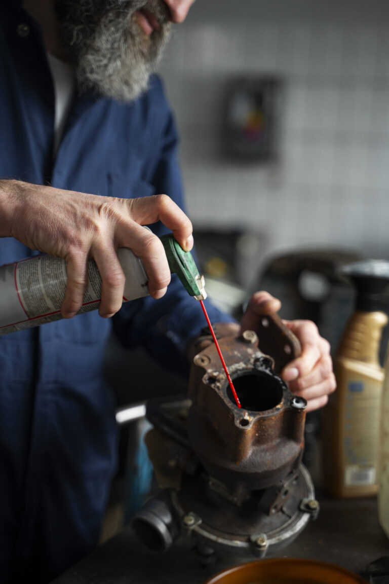 Como limpar a válvula EGR do teu carro 22 male mechanic working car auto repair shop