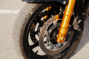 Diferencias clave entre el cable de freno delantero y trasero 4 motorbike wheel closeup view
