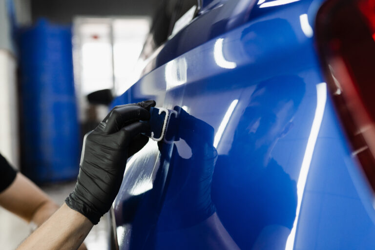 Como reparar carroçarias de plástico com kits básicos 8 process applying ceramic protective coat body car using sponge detailing auto service car service worker apply ceramic coating protect car body from scratches