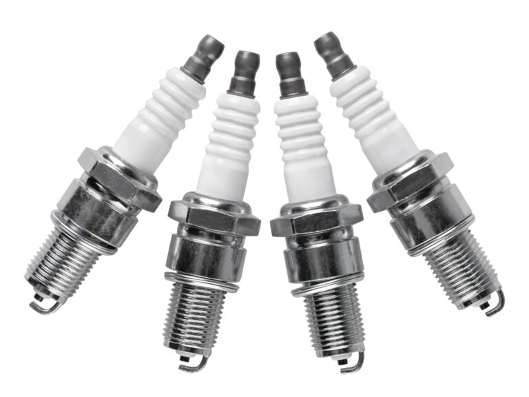 Las bujías de iridio: ventajas y cuándo cambiarlas 4 spark plugs set closeup white background