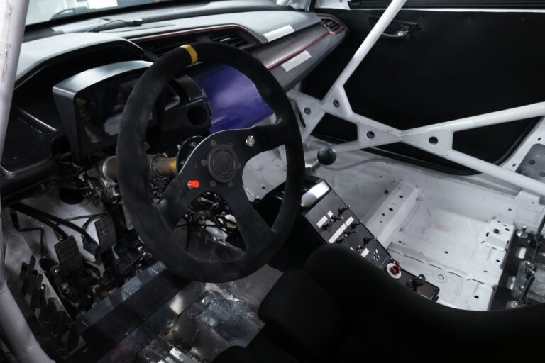 Barra anti-capotamento: o que é e por que é essencial para a segurança do teu veículo 5 sports car steering wheel inside competitive vehicle