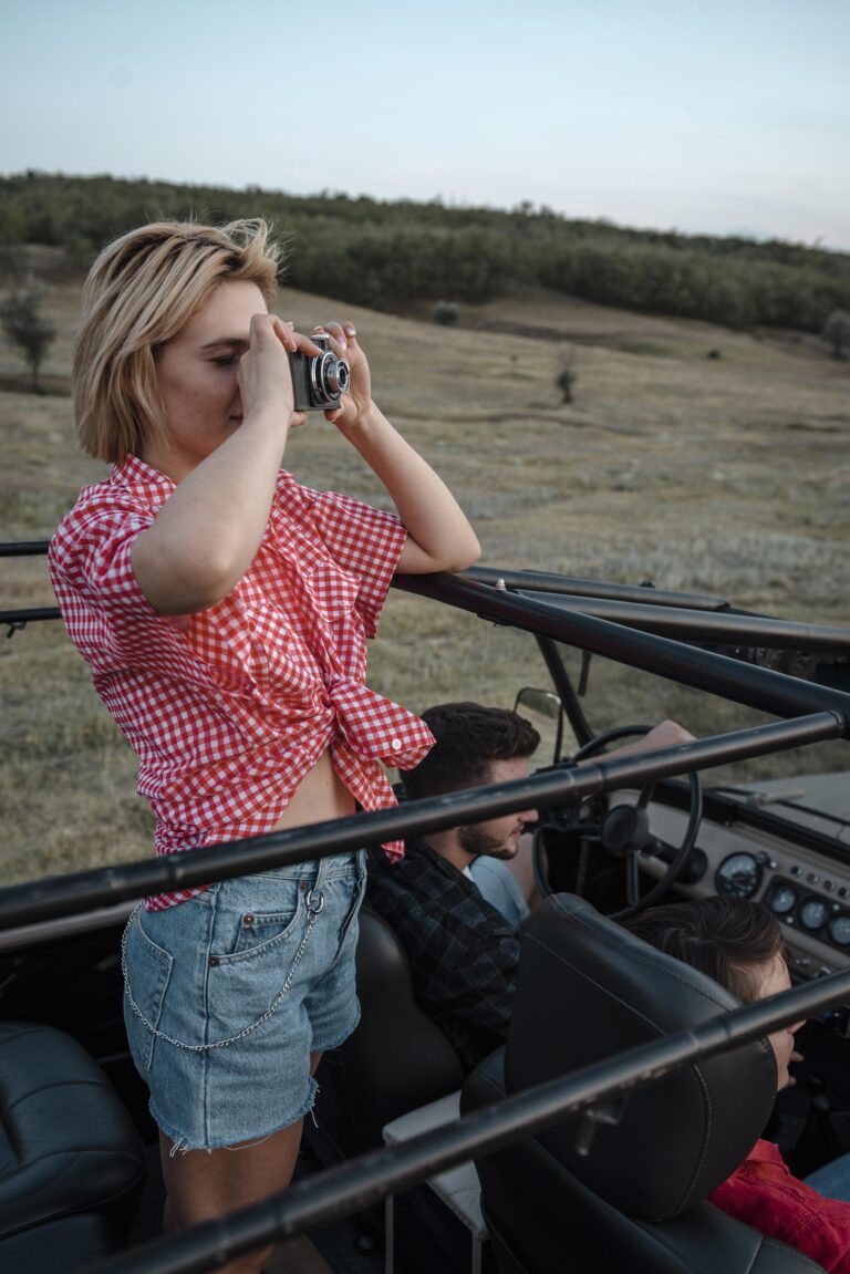 Descobre os diferentes tipos de barras anti-capotamento e as suas utilizações 2 woman taking pictures while traveling by car