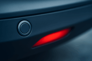 Problemas comunes en sensores de aparcamiento y cómo solucionarlos 1 Sensor de aparcamiento instalado en el paragolpes trasero de un coche.