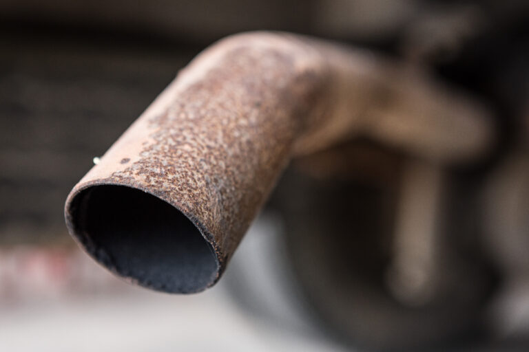 Técnicas eficazes para remover ferrugem dos tubos de escape 22 close up rusty pipe