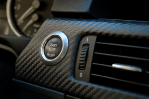 Como aplicar adesivo de fibra de carbono no seu carro 4 Salpicadero de coche con acabado en fibra de carbono.