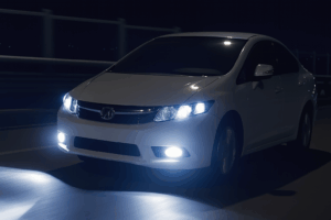 Coche circulando con luces bajas en la conducción nocturna